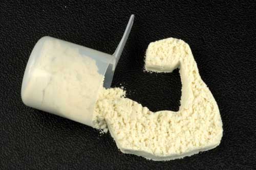 La proteína en polvo es uno de los 5 suplementos básicos