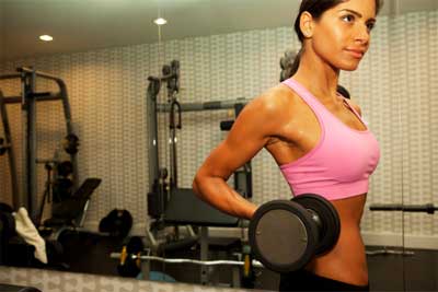 El entrenamiento con pesas ayuda a aumentar tu tasa metabólica.